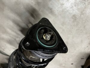 NOGA ZWROTNICA AMORTYZATOR PRZÓD PRAWY PRAWA RENAULT MEGANE IV