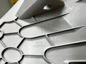 OSŁONA POSZYCIE SŁUPKA C TYLNEGO TYŁ PRAWE PRAWA PRAWEGO SKODA SCALA