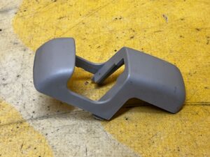 OSŁONA ZAŚPLEPKA MOCOWANIA PASÓW BEZPIECZEŃSTWA PRZÓD TOYOTA HILUX VIII 8