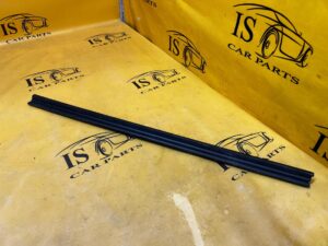 USZCZELKA LISTWA ZGARNIAJĄCA SZYBY PRZÓD PRAWY PEUGEOT 3008 II