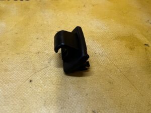 UCHWYT MOCOWANIE OSŁONY PRZECIWSŁONECZNEJ MERCEDES CLS W218