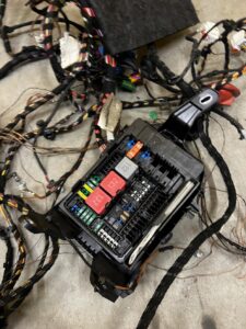 WIĄZKA INSTALACJA OKABLOWANIE SKRZYNKA BEZPIECZNIKÓW MERCEDES C-KLASA W206