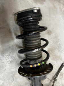 NOGA ZWROTNICA AMORTYZATOR PRZÓD LEWY PEUGEOT 3008 II 5008 II 1.6 BLUE HDI