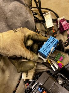 WIĄZKA INSTALACJA OKABLOWANIE SKRZYNKA BEZPIECZNIKÓW MERCEDES C-KLASA W206