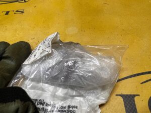 OSŁONA PROWADNICY PASA BEZPIECZEŃSTWA PRAWA BMW 7 G11 G12 NOWY OEM