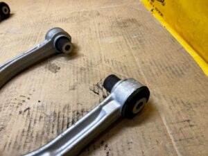 NOWY WAHACZ GÓRNY PRZÓD PRAWY FORD BRONCO 21-