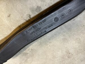 KANAŁ TUNEL NAWIEWU POWIETRZA DACHU PODSUFITKI PRAWY MERCEDES GLS X166