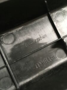 LEWA OSŁONA ZAWIASU BAGAŻNIKA RENAULT TALISMAN