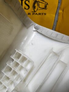 OSŁONA POSZYCIE SŁUPKA A PRAWA LR RANGE ROVER EVOQUE II L551