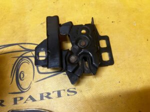 ZAMEK RYGIEL MASKI POKRYWY SILNIKA LEWY CHEVROLET CORVETTE C5 97-04