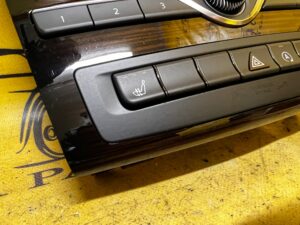 PANEL STEROWANIA RADIO CD GRZANIE FOTELI PARKTRONIC DREWNO INFINITI Q30