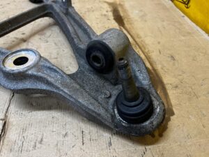 WAHACZ TYŁ TYLNY LEWY DOLNY CHEVROLET CORVETTE C5 97-04