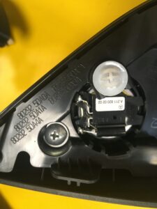 PRAWY TRÓJKĄT OSŁONA LUSTERKA GŁOŚNIK INFINITI Q30