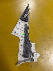 POSZYCIE SŁUPKA C TYŁ TYLNEGO LEWE RENAULT MEGANE IV SEDAN