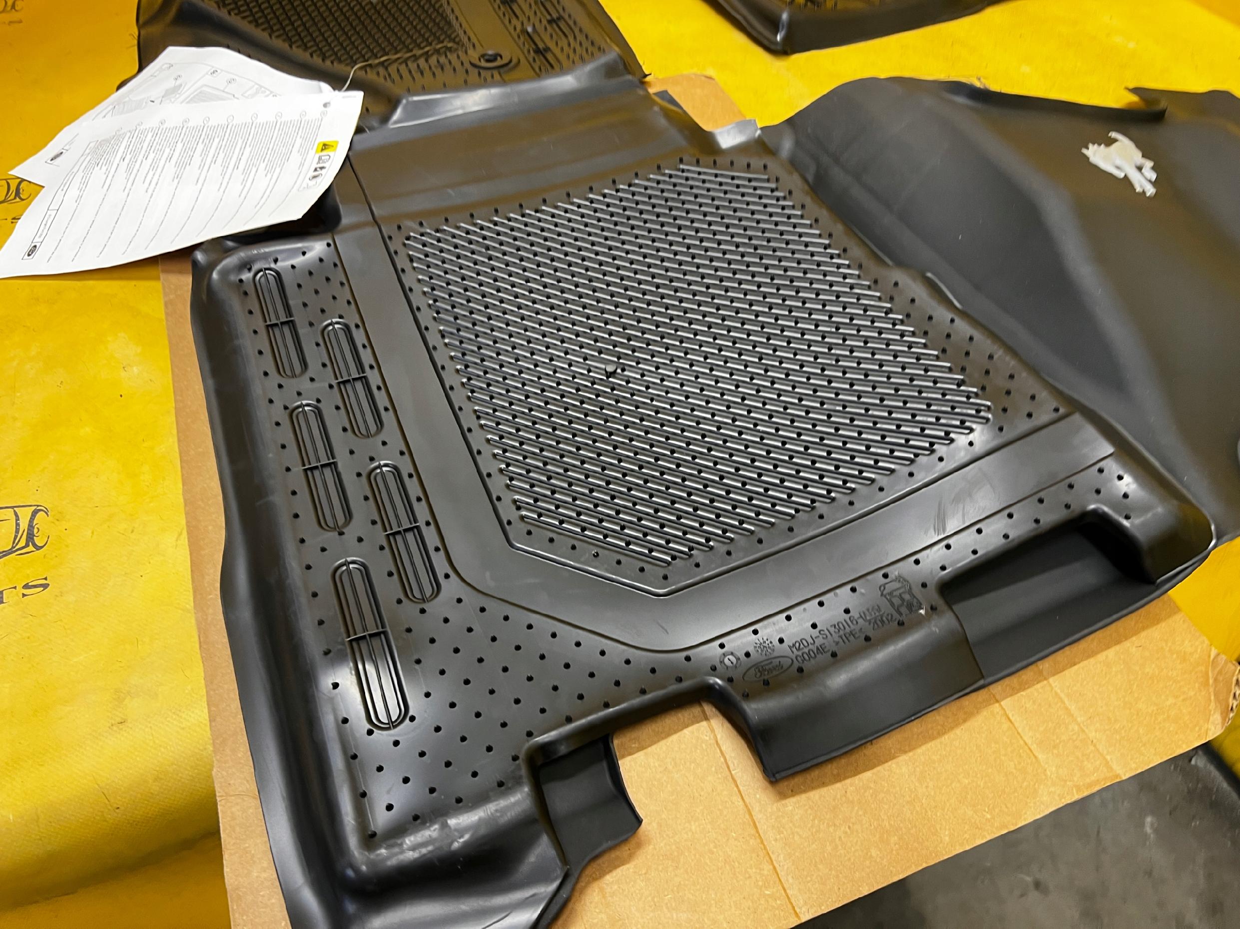 DYWANIKI WYCIERACZKI GUMOWE ORYGINALNE 4 DRZWI FORD BRONCO 21- NOWE OEM