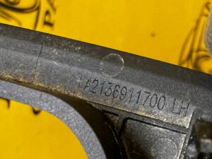 OSŁONA MOCOWANIA KRATKI BAGAŻNIKA LEWA MERCEDES E-KLASA W213 KOMBI