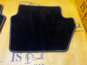 KOMPLET DYWANIKI WYCIERACZKI WELUROWE ORYGINALNE TYŁ FORD FIESTA MK8