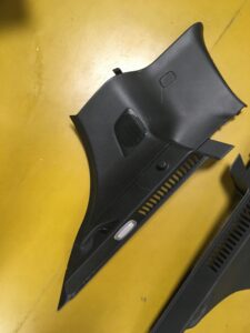 LEWY BOCZEK TAPICERKA BAGAŻNIKA INFINITI Q30