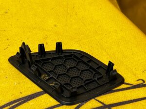 PRAWA OSŁONA MASKOWNICA GŁOŚNIKA RENAULT MEGANE IV