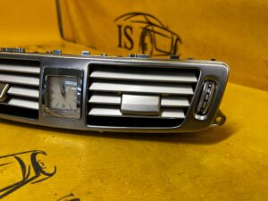 KRATKA NAWIEWU ŚRODKOWA DEKOR DESKI KONSOLI ZEGAREK MERCEDES CLS W218 EU