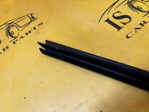 USZCZELKA LISTWA ZGARNIAJĄCA SZYBY PRZÓD PRAWY PEUGEOT 3008 II