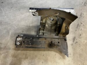 ĆWIARTKA PODŁUŻNICA FARTUCH KIELICH PRZÓD LEWY RANGE ROVER VELAR L560