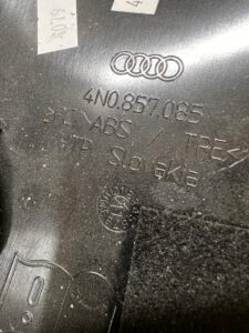 OSŁONA BOCZEK DESKI KONSOLI LEWA AUDI A8 D5 4N