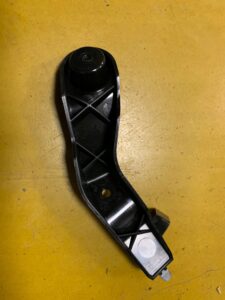 UCHWYT MOCOWANIE D LEWE AUDI Q7 4M