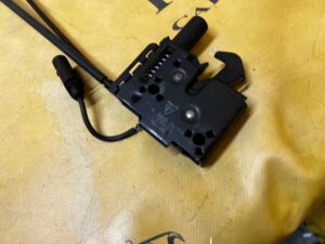 ZAMEK LINKA CIĘGNO MASKI POKRYWY SILNIKA PRZÓD PORSCHE MACAN 95B