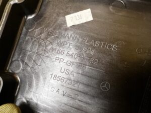 SKRZYNKA OBUDOWA BEZPIECZNIKÓW MERCEDES GL X166