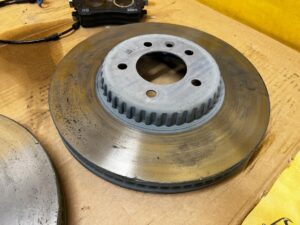 KOMPLET TARCZE KLOCKI HAMULCOWE PRZÓD LAND ROVER DEFENDER II L663