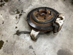 ZWROTNICA TARCZA ZACISK PIASTA TYŁ PRAWY CHEVROLET CORVETTE C5 97-04