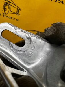 UCHWYT MOCUJĄCY WSPORNIK BLACHA DESKI ROZDZIELCZEJ TESLA MODEL 3 PRZEDLIFT