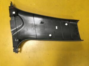 OSŁONA TAPICEKRA SŁUPKA B LEWA INFINITI Q70 M