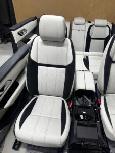 KOMPLET FOTELE WNĘTRZE KANAPA BOCZKI JASNA SKÓRA RANGE ROVER VELAR L560 EU