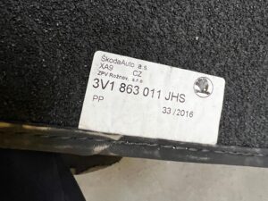 DYWANIK WELUROWY WYCIERACZKA TYŁ PRAWY ORYGINALNY SKODA SUPERB III
