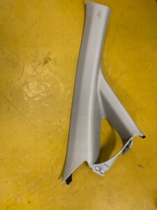 OSŁONA POSZYCIE SLUPKA A PRAWE PRZÓD NISSAN NV200