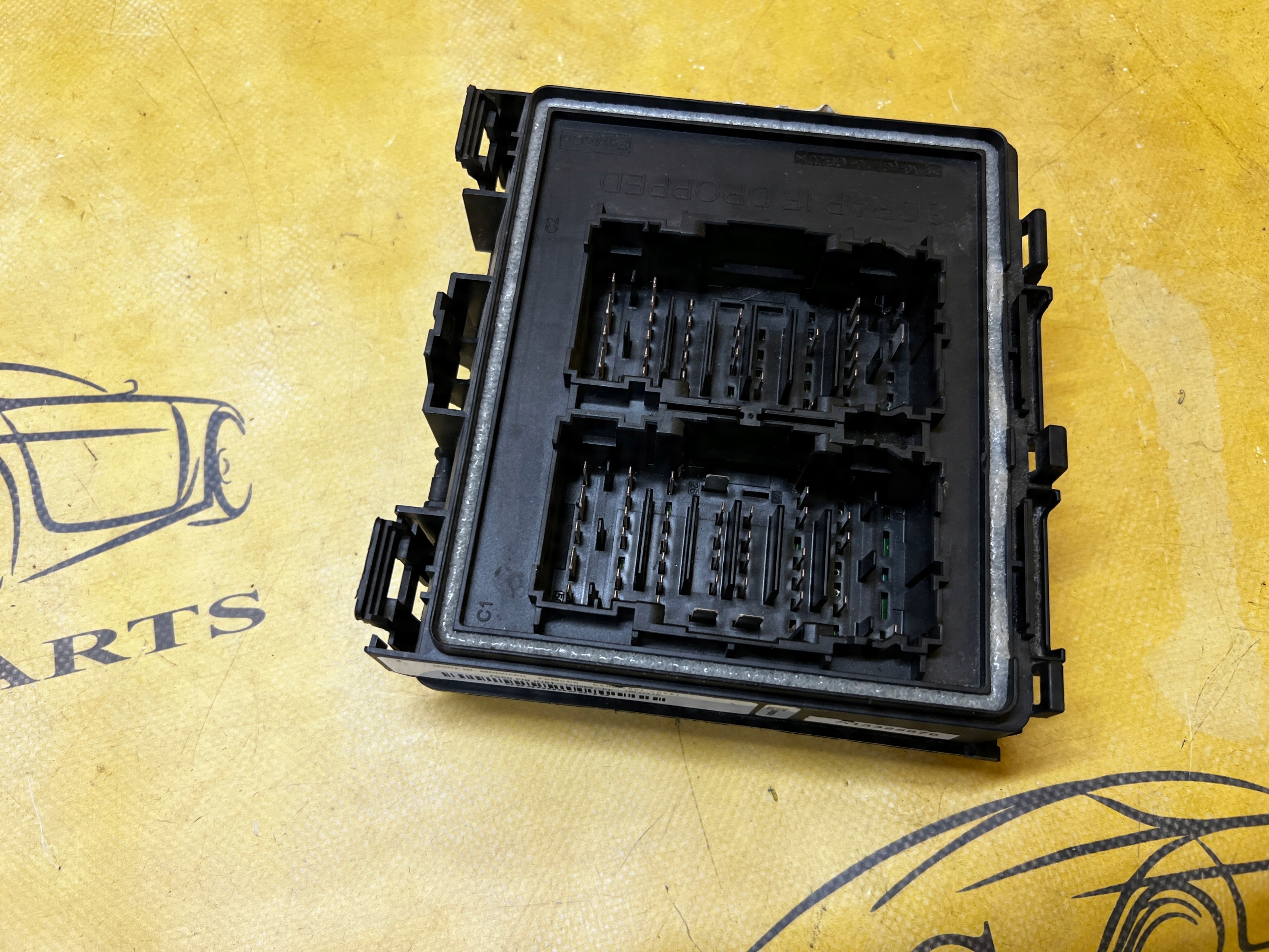 SKRZYNKA BEZPIECZNIKÓW FORD FIESTA MK8