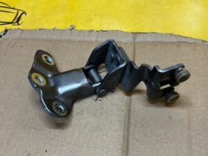 ROLKA PROWADNICA DRZWI PRZESUWNYCH ŚRODKOWA TYŁ PRAWY NISSAN E-NV200 NV200