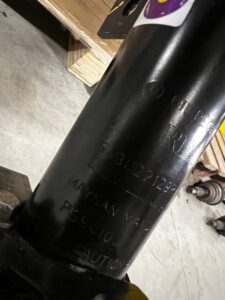 NOGA AMORTYZATOR ZWROTNICA PRZÓD PRAWY DACIA SANDERO III 1.0 TCE 2023R