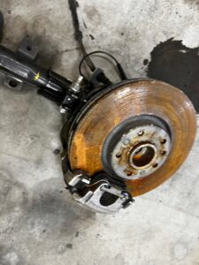 NOGA ZWROTNICA AMORTYZATOR PRZÓD LEWY PEUGEOT 3008 II 5008 II 1.6 BLUE HDI