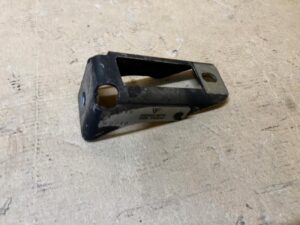 UCHWYT MOCOWANIE WSPORNIK OSŁONY PODWOZIA PORSCHE MACAN 95B