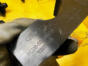 UCHWYT WSPORNIK TUNELU ŚRODKOWEGO FORD BRONCO 21-