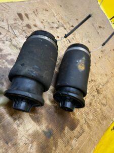 KOMPLET MIECHY TYŁ TYLNY AIRMATIC PRAWY LEWY MERCEDES GL X166