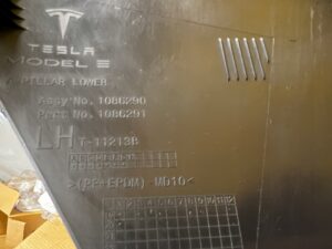 OSŁONA POSZYCIE SŁUPKA A PROGU PRZÓD LEWY TESLA MODEL 3 PRZEDLIFT