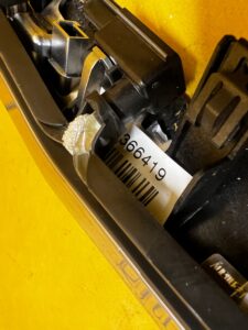 LISTWA DEKOR KONSOLI DESKI SZCZOTKOWANE ALUMINIUM LED LEWY VOLVO XC90 II