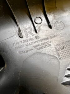 OBUDOWA ZAWIASU BAGAŻNIKA PRAWA BMW 5 G30