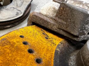 ZWROTNICA TARCZA ZACISK PRZÓD LEWY MERCEDES CLS W218 3.0 CDI 4MATIC 4X4