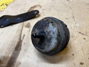 ŁAPA PODUSZKA PODPORA SILNIKA CHEVROLET CORVETTE C5 97-04