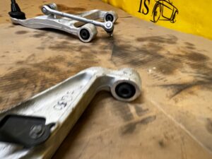 NOWY WAHACZ TYLNY TYŁ LEWY INFINITI Q50